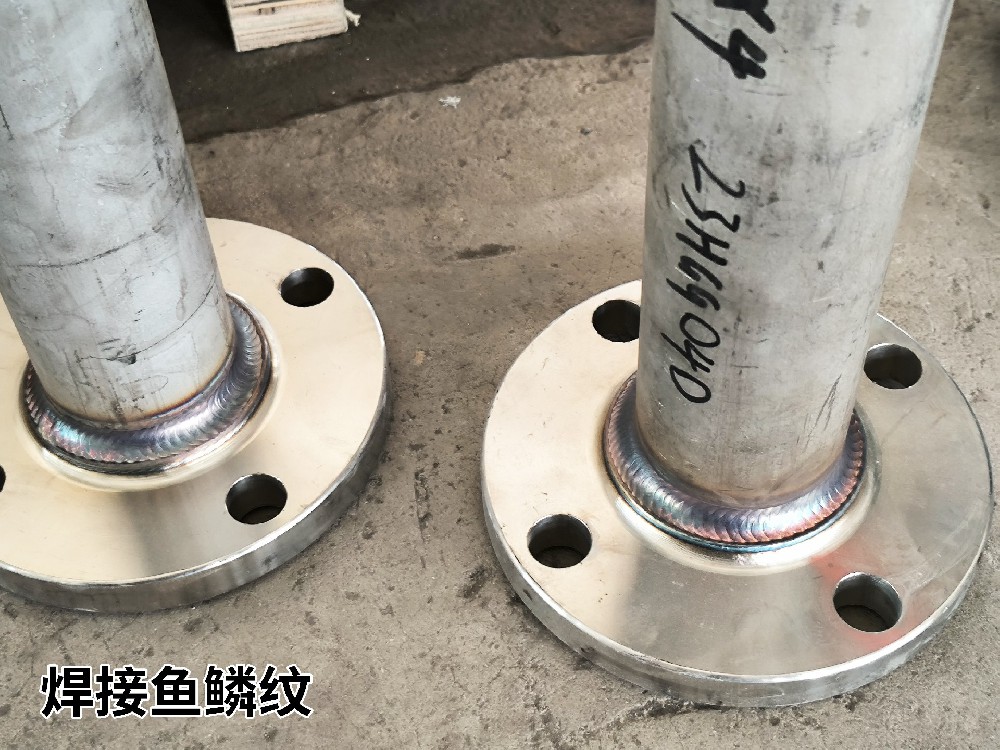 衡水客戶碳鋼壓力容器現(xiàn)場調(diào)試，工人很快學(xué)會